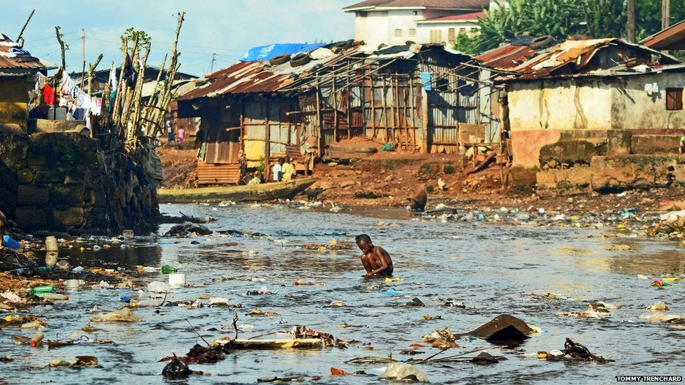 Σιέρα Λεόνε: Πολυκατοικία καταρρέει σαν τραπουλόχαρτο από τις κατολισθήσεις (βίντεο)